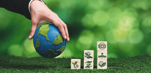 Affärsman Hand Hålla Trä Kub Med Miljösymbol Och Pappersglob Bördig — Stockfoto