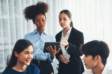 Mutlu iş adamları birlikte çalışır, şirket ofisinde tartışırlar. Profesyonel ve çeşitlilik takım çalışması iş planını bilgisayarda tartışır. Modern çok kültürlü ofis çalışanı. Uyum