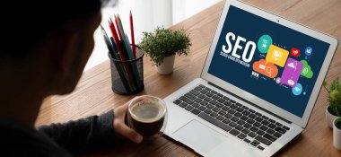 Model e-ticaret için SEO arama motoru optimizasyonu ve bilgisayar ekranında gösterilen çevrimiçi perakende işi