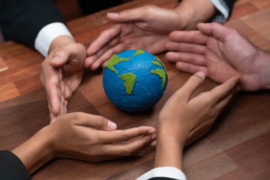 Üst düzey iş adamları, Dünya 'yı kurtarmak için CO2 salınımını azaltmak suretiyle çevresel koruma için ekolojik düzenlemeden yararlanmak amacıyla sinerjide bir arada tutuyorlar. Antika