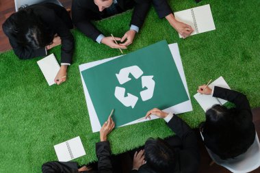 Üst görünüm panorama pankart geri dönüşüm simgesi, geri dönüşümle temiz ekosistem için yeniden kullanım kavramının azaltılması olarak atık yönetimi üzerine eko iş yatırımları yapmayı planlayan işadamları ile ofiste toplantı masasında bir araya geldi. Antika