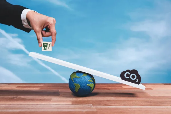 事業者は Co2シンボルに対してEv充電ステーションの重量を量り 企業のゼロエミッション電気エネルギーを促進します 緑の環境への持続可能なアプローチ 純排出量ゼロ車 Alter — ストック写真