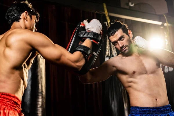 Asiatiska Och Kaukasiska Muay Thai Boxare Släppa Lös Punch Hård — Stockfoto