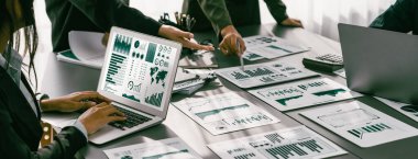 Panorama analist ekibi, FBI Fintech 'i kullanarak dizüstü bilgisayarla mali raporu analiz ediyor. İş adamları iş görüşü için dizüstü bilgisayarda gösterilen BI veri torpidosunu inceliyor. Dahi.