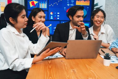 Finansal veri raporunu analiz eden çeşitli bir grup iş analisti. Mali veri analiz çizelgesi ve grafik paneli stratejik pazarlama planlama için toplantı odasında TV ekranında. Çok titiz.