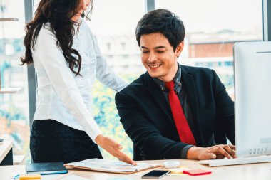 İki iş adamı toplantı odasında proje stratejisi hakkında konuşuyor. İş adamı, iş yerinde iş arkadaşlarıyla proje planlamasını tartışırken aynı zamanda mali raporla ilgili sohbet ve tavsiyelerde bulunuyor. Jivy