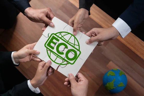 Zusammenhaltende Gruppe Von Geschäftsleuten Die Puzzleteile Symbol Des Umweltbewusstseins Als — Stockfoto