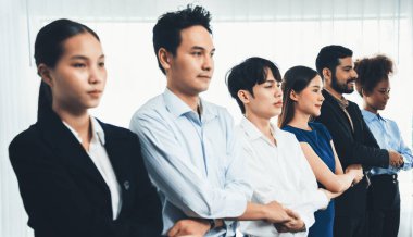 Mutlu ve gülümseyen çok ırklı ofis çalışanı, sinerjiyi ve ticari başarı için işbirliğini destekleyen bir kuyrukta el ele tutuşuyor. Modern işyerinde çeşitli profesyonel ofis çalışanları arasında bağ var. Uyum