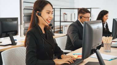 Ofiste çalışan kulaklık takan işadamları uzak müşteri ya da meslektaşlarını desteklemek için çalışıyorlar. Çağrı merkezi, tele pazarlama, müşteri destek acentesi telefon görüşmesinde hizmet sağlıyor. Jivy