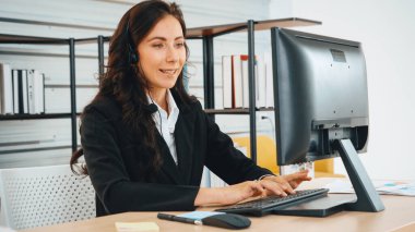 Ofiste çalışan kulaklık takan işadamları uzak müşteri ya da meslektaşlarını desteklemek için çalışıyorlar. Çağrı merkezi, tele pazarlama, müşteri destek acentesi telefon görüşmesinde hizmet sağlıyor. Jivy