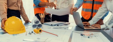 Mimari inşaat projesi için ofis masasının üzerinde proje tasarımı üzerinde birlikte çalışan mühendis ortağı. Mimarlık, iç mimari taslak planlama. İçgörü