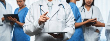 Doktor hemşire ve sağlık uzmanlarından oluşan kendine güvenen tıbbi ekip hastane ya da klinikteki uzmanlar. Panoramik pankartta tıbbi ve sağlık hizmetleri topluluğu. Neoterik