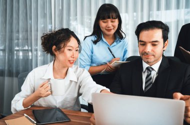 Modern ofis ortamında çalışan çeşitli etnik gruplardan çeşitli iş adamları. Üretken ve çok ırklı ofis çalışanları stratejik ticari pazarlama konusunda tartışmaya giriştiler. Habiliment