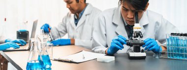 Kendini adamış bir grup bilim adamı kimyasal deneyler ve tıp laboratuarında aşı ilacı veya antibiyotiği geliştirmek için çığır açan bir araştırma yürütüyorlar. İlaç ve biyokimya laboratuvarı. Neoterik