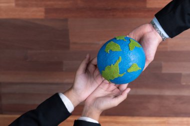 Üst düzey iş adamları, Dünya 'yı kurtarmak için CO2 salınımını azaltmak suretiyle çevresel koruma için ekolojik düzenlemeden yararlanmak amacıyla sinerjide bir arada tutuyorlar. Antika