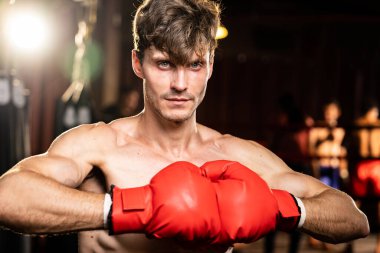 Boks dövüşçüsü pozu, Kafkasyalı boksör elini ya da yumruğunu kameranın önüne koydu agresif bir duruş sergiledi ve spor salonunda kum torbası ve boks malzemeleriyle dövüşmeye hazır hale geldi. Impetus