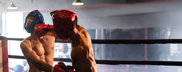 Dos Boxeadores Deportivos Musculosos Con Casco Seguridad Protector Cabeza Boxeo —  Fotos de Stock