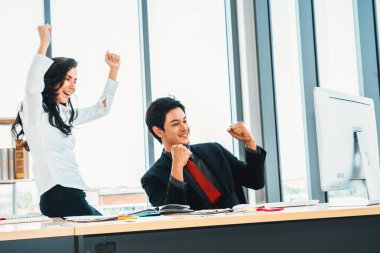 İki mutlu iş adamı ofis toplantı odasında kutlama yapıyor. Başarılı iş adamı, proje başarısını modern işyerindeki meslektaşlarıyla mali raporlar hakkında konuşurken kutluyor. Jivy