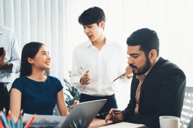 Profesyonel Asyalı çalışanlar, şirket ofisinde takım olarak çalışarak iş planları ve bilgisayarla başarılı olmak için verileri tartışırlar. Modern ofis çalışanı takım çalışması konsepti. Uyum