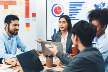 Genç Asyalı iş kadını modern toplantıda TV ekranında veri analizi paneli sunuyor. Bir grup iş adamıyla konferans odasında iş sunumu. Uyum