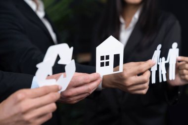 Çevre dostu iş adamları, daha yeşil bir toplum için atık yönetimi ile sosyal ve çevre kavramının kurumsal sorumluluğu olarak çevre dostu ikonlar tutuyorlar. Antika