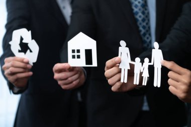 Çevre dostu iş adamları, daha yeşil bir toplum için atık yönetimi ile sosyal ve çevre kavramının kurumsal sorumluluğu olarak çevre dostu ikonlar tutuyorlar. Antika