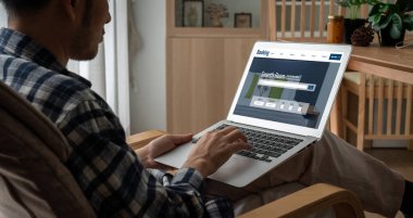 Çevrimiçi otel konaklama rezervasyon sitesi mod rezervasyon sistemi sağlar. Seyahat teknolojisi kavramı .