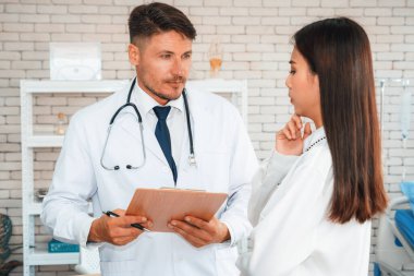 Profesyonel üniformalı doktor hastanedeki ya da klinikteki hastayı muayene ediyor. Sağlık, tıbbi ve doktor servis konsepti. Jivy