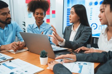 Çok ırklı analist ekibi toplantı masasındaki mali raporu analiz etmek için BI gösterge tablosunu kullanıyor. Çeşitli iş adamlarından oluşan bir grup, FIntech 'in veri analizini başarılı iş pazarlaması için kullanır. Uyum