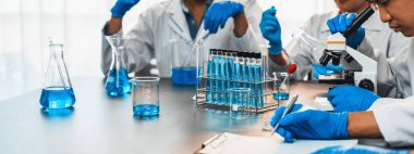 Kendini adamış bir grup bilim adamı kimyasal deneyler ve tıp laboratuarında aşı ilacı veya antibiyotiği geliştirmek için çığır açan bir araştırma yürütüyorlar. İlaç ve biyokimya laboratuvarı. Neoterik