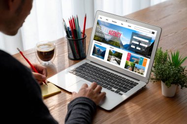 Model arama ve seyahat planlama için internet sitesi uçuş, otel ve tur rezervasyonları için anlaşma ve paket sunuyor
