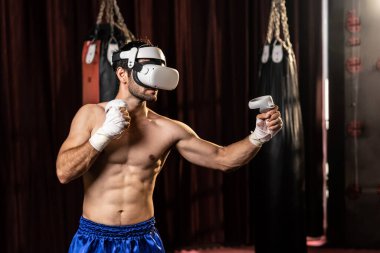 Boksör eğitimi VR teknolojisinden ya da sanal gerçeklikten faydalanıyor, VR kulaklık takıyor ve boks simülatörü ortamındaki becerisini geliştirmek için kontrolör kullanıyor. Impetus