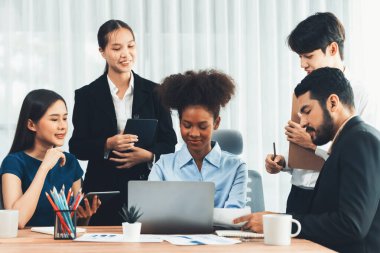 Çok ırklı analist ekibi toplantı masasındaki mali raporu analiz etmek için BI gösterge tablosunu kullanıyor. Çeşitli iş adamlarından oluşan bir grup, FIntech 'in veri analizini başarılı iş pazarlaması için kullanır. Uyum