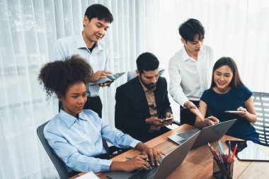 Mutlu iş adamları birlikte çalışır, şirket ofisinde tartışırlar. Profesyonel ve çeşitlilik takım çalışması iş planını bilgisayarda tartışır. Modern çok kültürlü ofis çalışanı. Uyum