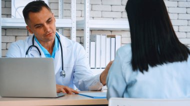 Profesyonel üniformalı doktor hastanedeki ya da klinikteki hastayı muayene ediyor. Sağlık, tıbbi ve doktor servis konsepti. Jivy