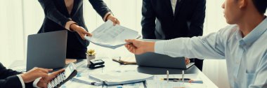 Denetleme ekibi, mali verileri ve muhasebe kayıtlarını analiz etmek için ofiste işbirliği yapıyor. Şirket geliri, gider ve bütçesi için doğru rapor ve planlama ile finans ve vergilendirme alanında uzman. İçgörü