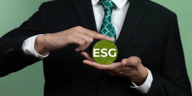 İş adamlarının ESG sembol kağıdını sıfır CO2 emisyonu ile temiz enerji kullanarak çevresel sosyal hükümet taahhüdü olarak tuttukları sürdürülebilir ve yeşil iş kavramını destekleyen bir şirket. Değiştir