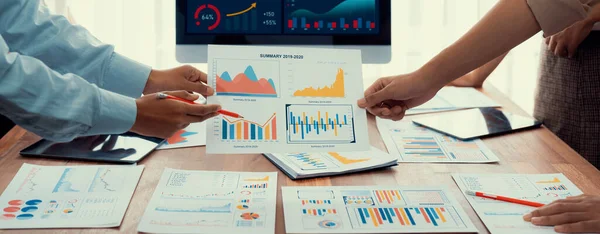 Analystenteam Das Fintech Nutzt Finanzpapiere Analysieren Und Auf Sie Zeigen — Stockfoto