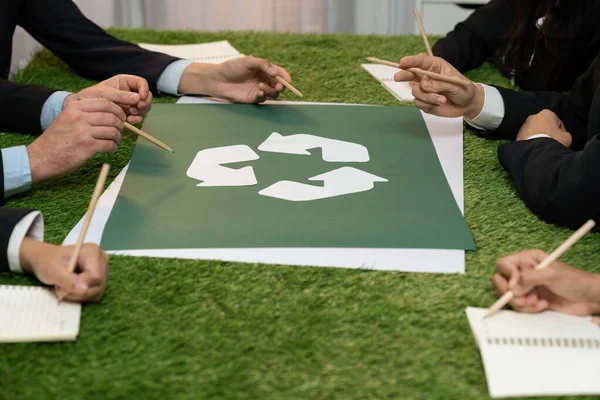 在办公室会议桌上的循环利用图标与商业人士一起规划生态企业在废物管理方面的投资 作为循环利用减少了清洁生态系统的再利用概念 好奇怪 — 图库照片