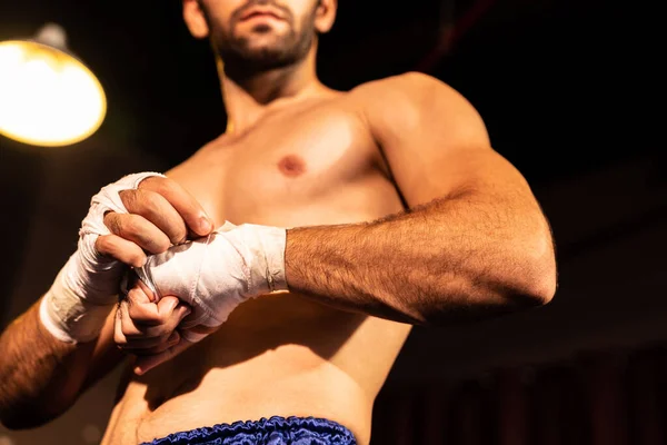 Retrato Boxeador Caucásico Con Cuerpo Musculoso Atlético Envolviendo Mano Puño —  Fotos de Stock