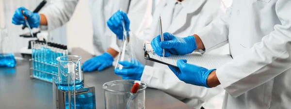 Ομάδα Αφοσιωμένων Επιστημόνων Διεξάγει Χημικά Πειράματα Και Έρευνα Στο Ιατρικό — Φωτογραφία Αρχείου