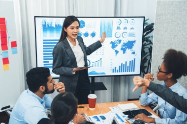 TV ekranında veri analizi paneli sunan genç Asyalı iş kadını toplantıda izleyicilerden veya meslektaşlarından olumsuz geri bildirim alıyor. İş sunumuyla boğuşuyor. Uyum