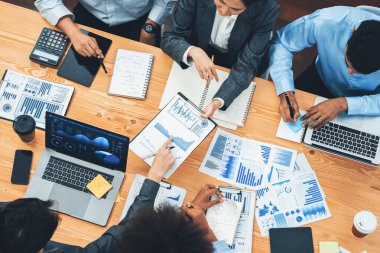 Çok ırklı analist ekibi toplantıdaki finansal verileri analiz etmek için BI Fintech yazılımı kullanıyor. Üst görünüm finans paneli veri ekranında pazarlama göstergesi için analiz edilmiş grafikle birlikte. Uyum