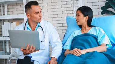 Profesyonel üniformalı doktor hastanedeki ya da klinikteki hastayı muayene ediyor. Sağlık, tıbbi ve doktor servis konsepti. Jivy