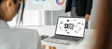 Model e-ticaret için SEO arama motoru optimizasyonu ve bilgisayar ekranında gösterilen çevrimiçi perakende işi