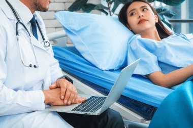 Profesyonel üniformalı doktor hastanedeki ya da klinikteki hastayı muayene ediyor. Sağlık, tıbbi ve doktor servis konsepti. Jivy