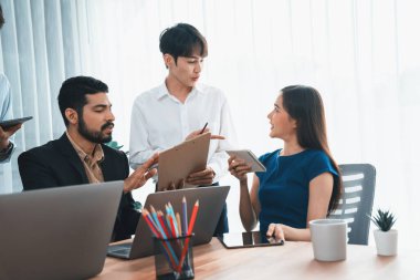 Profesyonel Asyalı çalışanlar, şirket ofisinde takım olarak çalışarak iş planları ve bilgisayarla başarılı olmak için verileri tartışırlar. Modern ofis çalışanı takım çalışması konsepti. Uyum