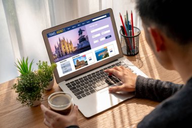 Model arama ve seyahat planlama için internet sitesi uçuş, otel ve tur rezervasyonları için anlaşma ve paket sunuyor