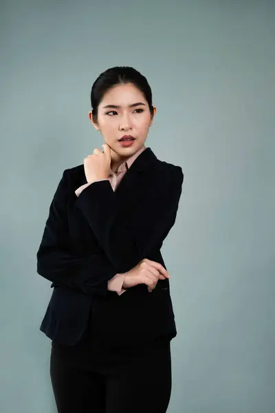 Selbstbewusste Junge Geschäftsfrau Steht Isoliert Vor Einem Hintergrund Und Posiert — Stockfoto