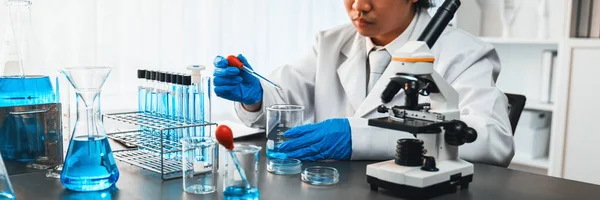 Ученый Проводит Химические Эксперименты Исследования Медицинской Лаборатории Качестве Новаторской Разработки — стоковое фото
